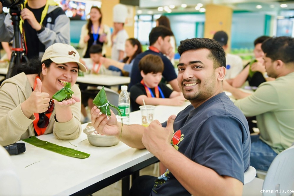 20250603002704519600.jpg 包粽子