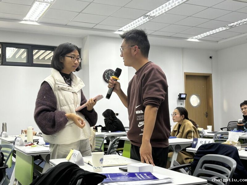 工作坊的法语同学与镇江港学员互动