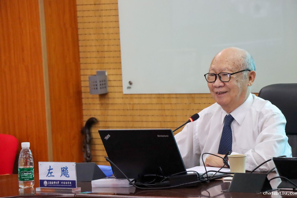资深翻译家左飚教授作大会主旨发言