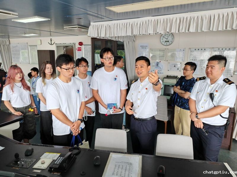 参观引航船“沪港引6”轮